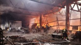 S požiarom výrobnej haly stále bojuje vyše 80 hasičov